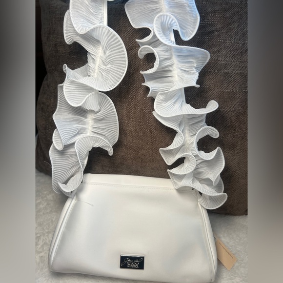 Jewel Badgley Mischka
Woman's Sophia Ruffle Me Pouch Clutch - Picture 3 of 8